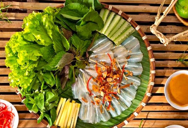 Gỏi cá mai với rau sống